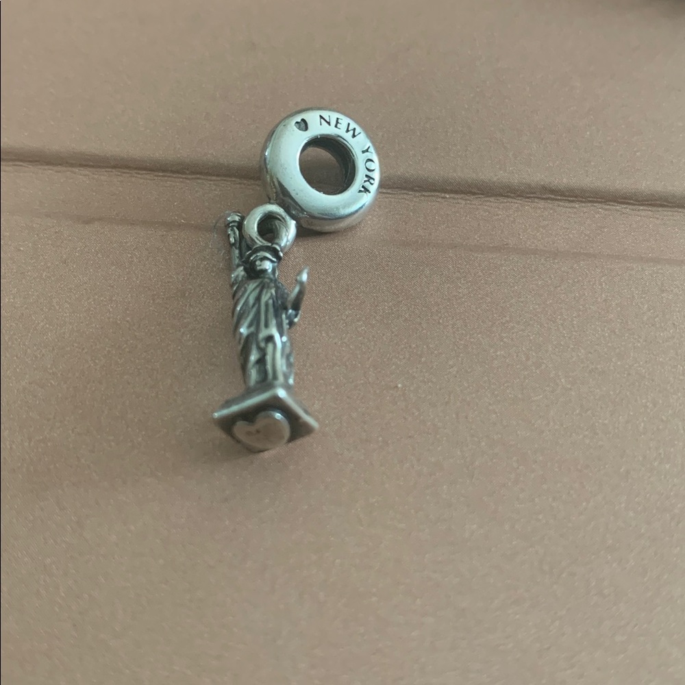 Pandora Silver Statue of Liberty Charm - Picture 4 of 5